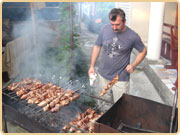 Владелец гостевого дома готовит для отдыхающих настоящий кавказский шашлык
